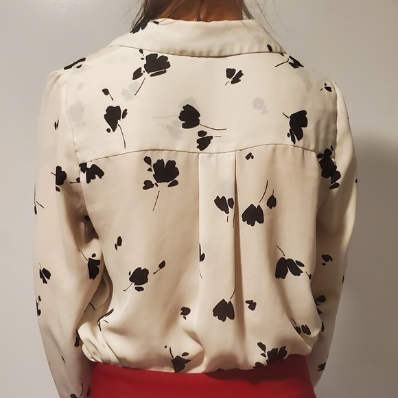 Hella cute flower button down - Picture 3 of 7